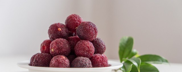 女人喝杨梅酒有哪些好处(女人常喝杨梅酒有什么好处)