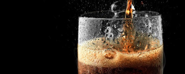 被冻成冰的可乐怎么开(冻了的可乐怎么开)