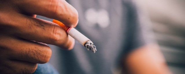 烟灰缸里为什么不能倒水(烟灰缸里为什么不能倒水有什么讲究)