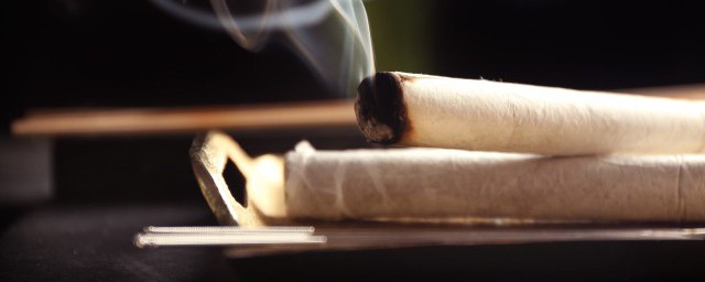 艾灸天突的作用和好处(艾灸天突的功效和作用天突的准确位置图)