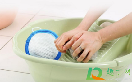 先放滴露还是洗衣液(滴露消毒液是洗完衣服用还是洗前用)