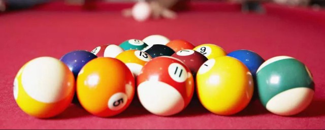 打台球出杆的一瞬间眼睛看哪(击打台球的过程眼睛看着哪里)