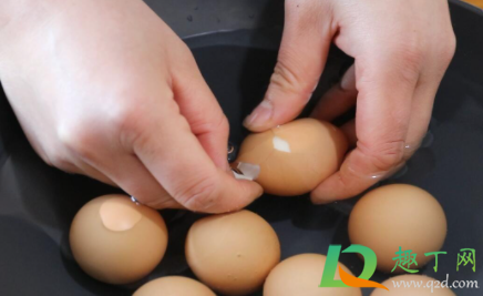 用过的鸡蛋去淤青会发黑吗(鸡蛋去淤青有效果吗)