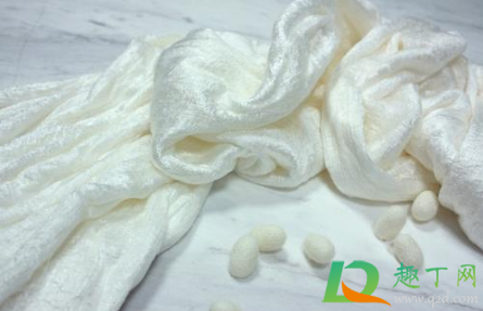 蚕丝被盖久了成团能重新弹吗(蚕丝被盖久了会成团吗)