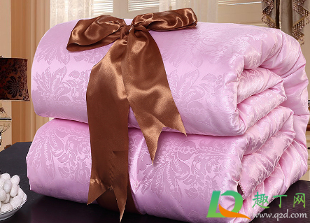 蚕丝被盖久了有味怎么办(蚕丝被有霉味盖着没事吗?)