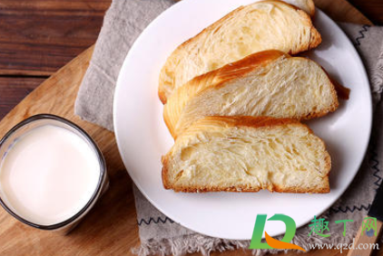 狗吃面包没事吧(狗狗吃一点面包有事吗) 狗吃面包没事吧(狗狗吃一点面包有事吗)