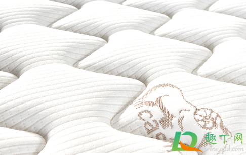 乳胶床垫一直有味道正常吗(乳胶床垫一直有气味)