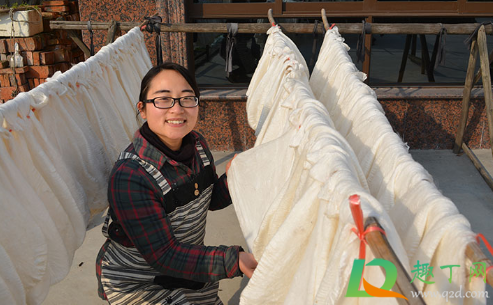 蚕丝被盖久了成团能重新弹吗(蚕丝被盖久了会成团吗) 蚕丝被盖久了成团能重新弹吗(蚕丝被盖久了会成团吗)