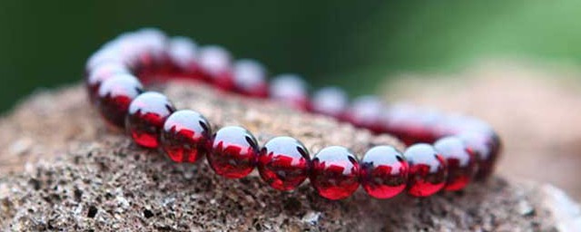 石榴石是什么(石榴石是什么石头)