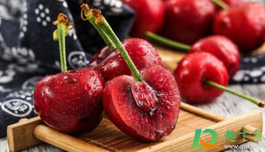 吃车厘子牙齿变蓝是为什么(吃完车厘子牙齿马上变色)