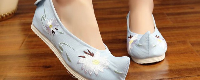 两款鞋子百搭(万能搭配的鞋子)