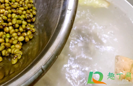 莲藕汤放绿豆有什么作用(煲莲藕汤放绿豆好吗)