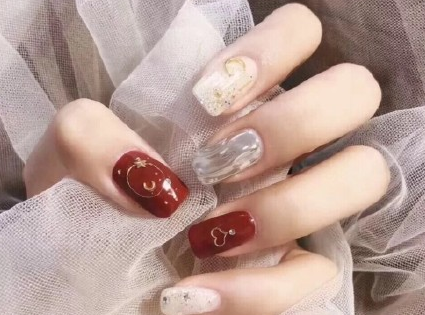 新年美甲图片2021简单大方红色(2021新款红色美甲图)