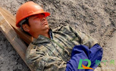 农民工春节回不去工地让住吗(民工不容易出门打工去了工地)