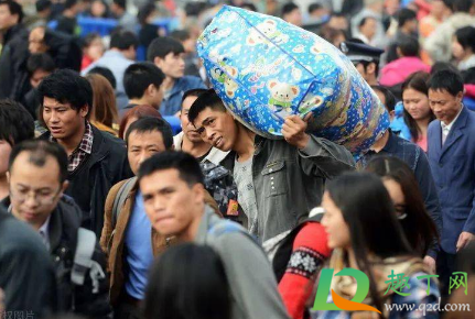 农民工春节回不去工地让住吗(民工不容易出门打工去了工地)