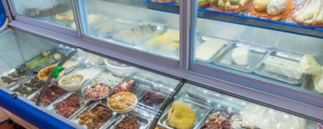 冰箱上保鲜室结冰是什么原因？(冰箱保鲜室结冰是什么问题)