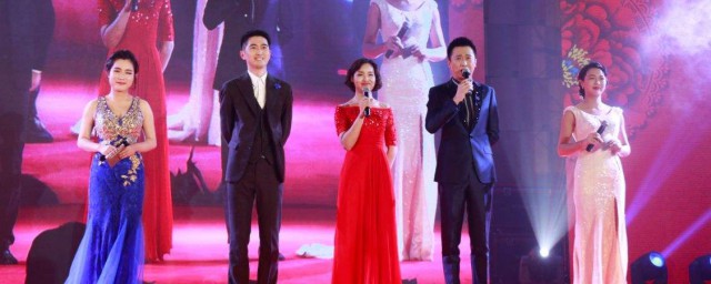 不同场合需要做不同介绍(在正式场合进行介绍的时候)