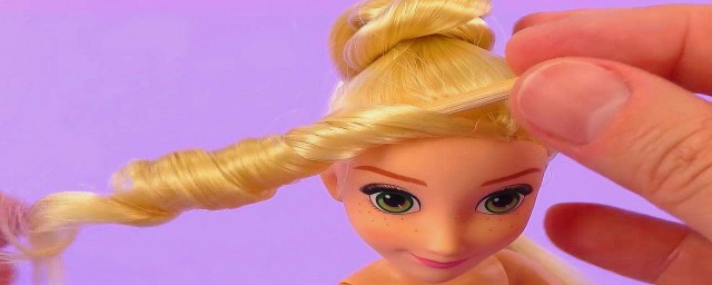 芭比娃娃的头发护理小窍门(芭比娃娃的头发怎么梳好看)