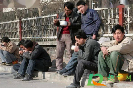 农民工春节回不去工地让住吗(民工不容易出门打工去了工地)