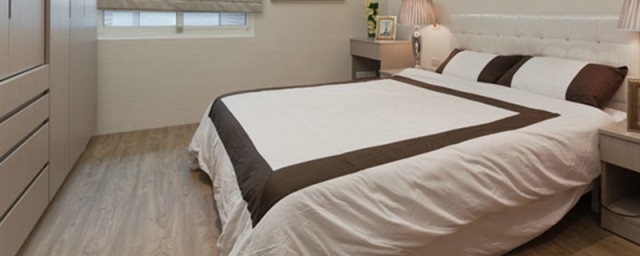 卧室中白色搭配地板颜色有这几种(以白色为主的装修地板配什么颜色)