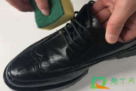 衣服上有鞋油怎么洗不留痕迹(衣服鞋子上的油怎么洗掉)
