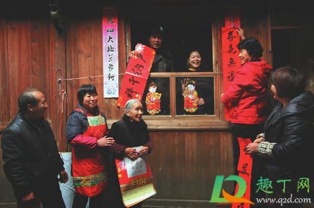 除夕贴春联是吃饭前贴还是吃饭过后贴(吃完年饭贴对联)