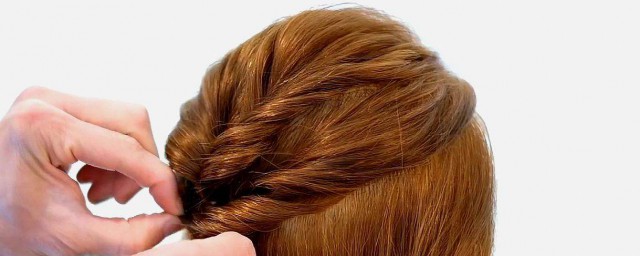 适合40岁女人的发型(适合40岁女人的发型中长发)