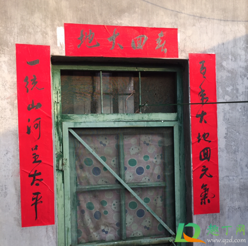 除夕贴春联是吃饭前贴还是吃饭过后贴(吃完年饭贴对联)