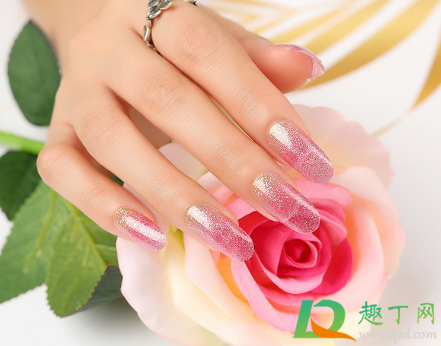 贴甲片会影响指甲生长吗(美甲贴会影响指甲生长吗)