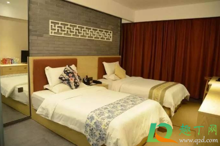 酒店床尾巾是不是夫妻办事用的(酒店客房床尾巾作用)