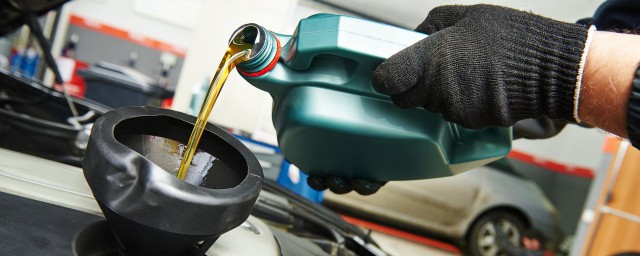 如何加机油才正确(自己加机油要注意什么)