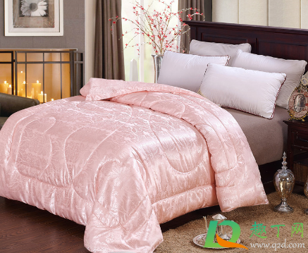 蚕丝被用久了会缩团吗(蚕丝被用了几年为什么会成团)