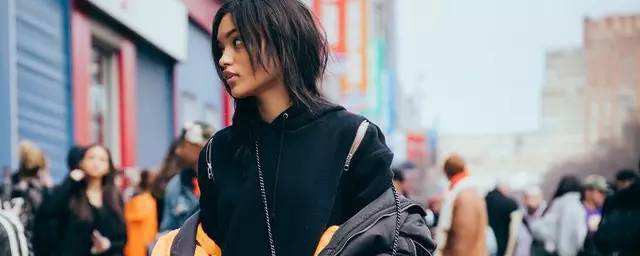 什么材质的衣服不容易起静电答案(什么材质的衣服不容易有静电)