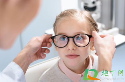 眼镜下滑自己怎么弄(眼镜总往下滑怎么办小妙招)