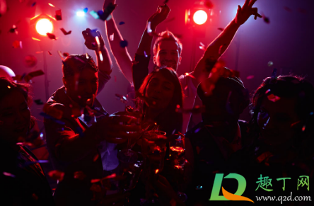 酒吧蹦迪几点开始几点结束(酒吧蹦迪一般几点开始)