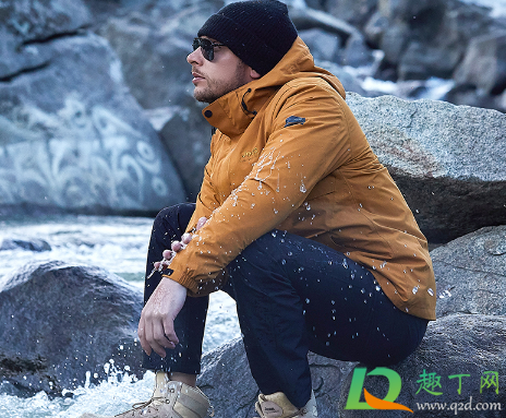 冲锋衣加绒好还是三合一好(三合一冲锋衣保暖吗)