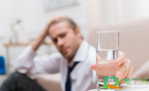 口干舌燥喝水也不解渴怎么办(天热口干舌燥喝水也不解渴怎么办)