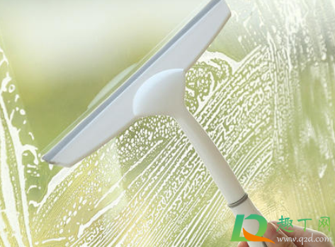擦玻璃用什么擦最干净(擦玻璃用什么擦最干净小妙招视频)