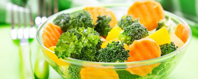 西兰花清炒胡萝卜刮油素菜做法(西兰花炒胡萝卜怎么炒才好吃)