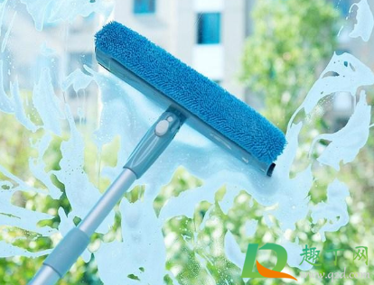 擦玻璃用什么擦最干净(擦玻璃用什么擦最干净小妙招视频)