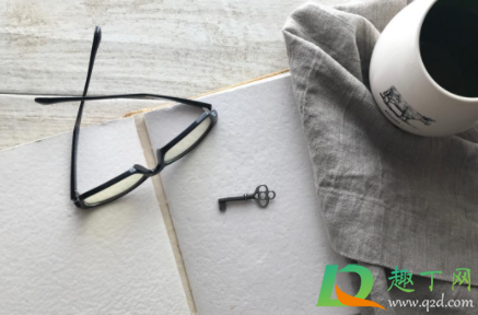 眼镜下滑自己怎么弄(眼镜总往下滑怎么办小妙招)