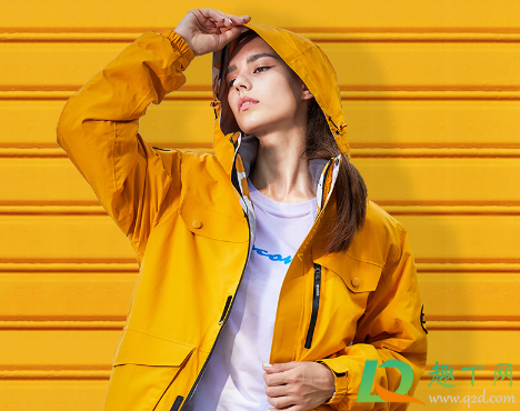 冲锋衣三合一和羽绒服哪个保暖(冲锋衣加绒好还是三合一好)