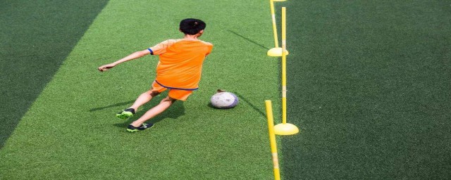 踩球控球的方法有哪几种(踩踏控球技巧)
