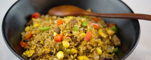 蔬菜鸡蛋炒饭简单一人食做法(家常菜蛋炒饭的做法)