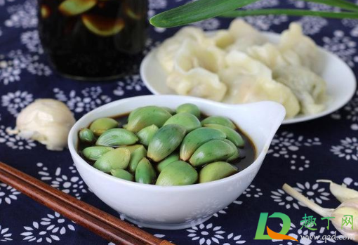 腊八蒜除了放醋还放什么(腊八蒜能放白醋吗)