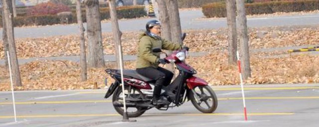 新手学摩托技巧(新手摩托车驾驶技巧)