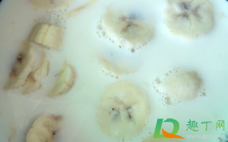 牛奶煮香蕉吃了有什么作用(吃香蕉煮牛奶的好处)