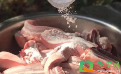 怎样让没有腌制的肉快速入盐(用盐腌过的肉怎么快速去掉盐)