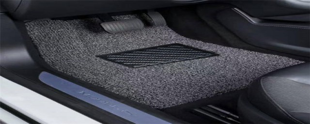 怎么清洗车内地毯(车内的地毯如何清洗)