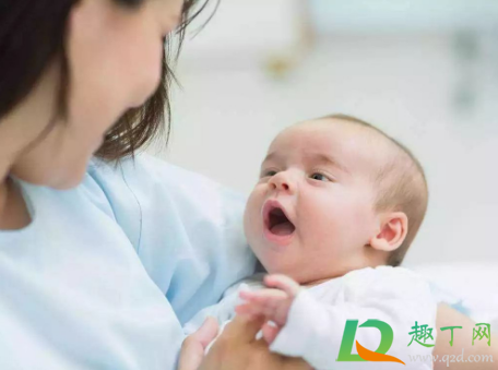 抓住手或手腕拽拉婴儿很危险(不小心用力拉扯孩子的手) 抓住手或手腕拽拉婴儿很危险(不小心用力拉扯孩子的手)